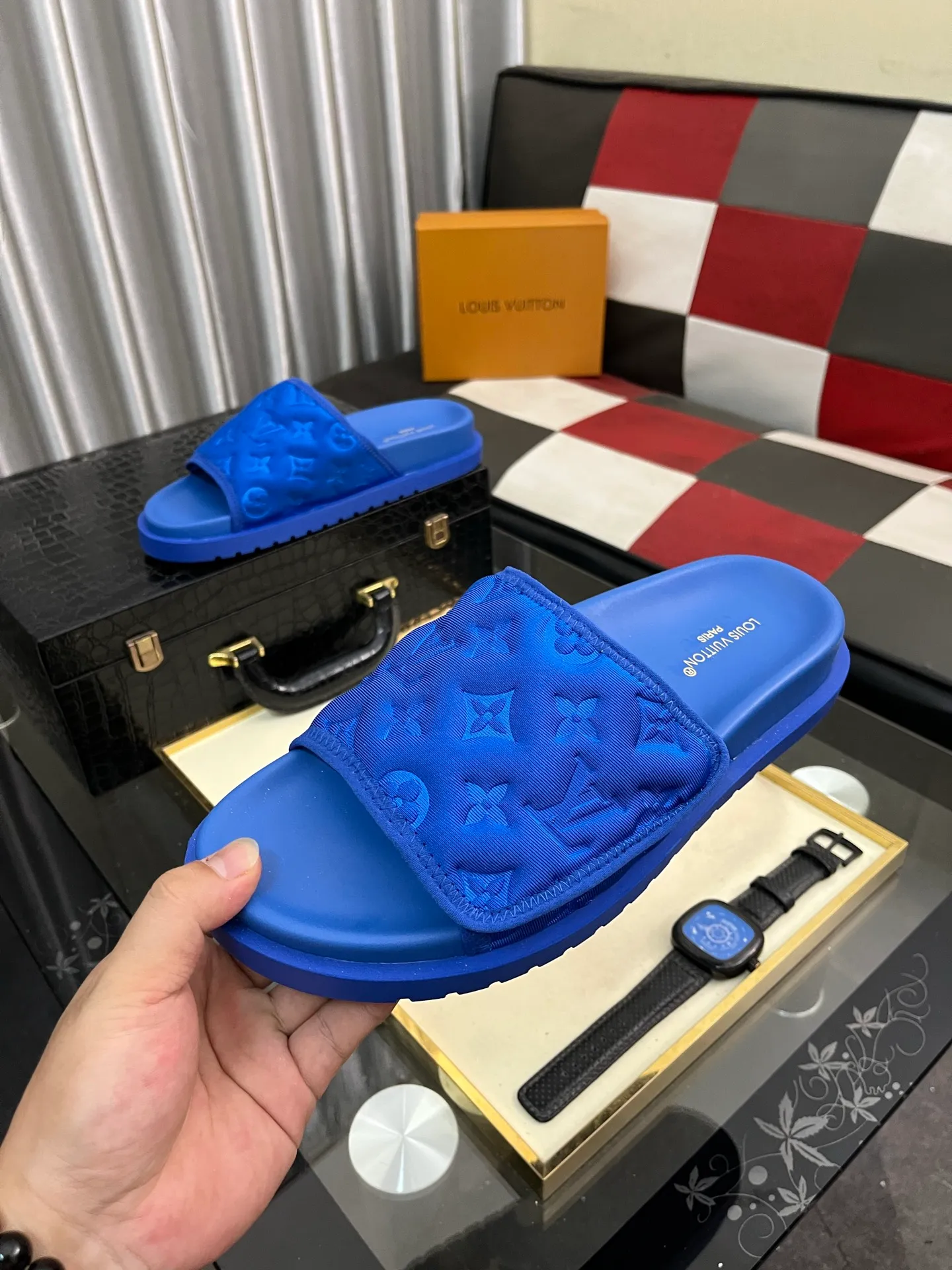 Men's men's shoes💰320⌚️⌚️[Louis Vuitton LV slippers] (high-end cowhide) counter 1:1 fashion style summer must-have! The designer used LV’s iconic outsole. The original simple slippers instantly become fashionable! The upper is made of flexible special cowhide leather straps alternately, and the workmanship is exquisite! A must-have for stylish men in summer, size 38-44